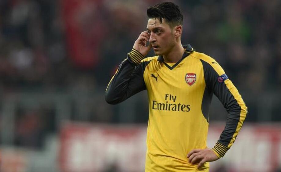 2018-01-20 近日，有网友扒出欧阳娜娜四岁时，跟着妈妈付娟和姐姐欧阳妮妮上《康熙来了》的视频。