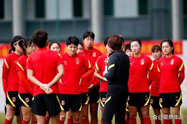 无恐身高差大方畅聊 2023-02-23 当地时间2023年2月22日，韩国首尔，中国香港演员郭富城出席时尚品牌新品发布会，身穿一身酒红色西装配墨蓝色镜片墨镜亮相，气场十足。