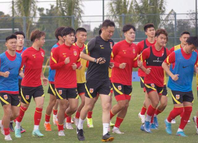 除了IP形象之外，蜡笔小新时常说出的那些童言童语，看似无厘头，却总能切中当下不少打工人的心声，不少剧集切片和台词截图频繁出现在抖音、小红书等社交平台，引起共鸣，可谓是少年人的笑语，成年人的哲学。