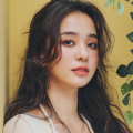 而日本嫩模松冈李那则以性感暴露的短裙现身活动现场，还几次俯身，大秀胸前春光。