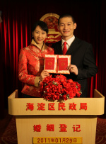 小苏瑞也是进入了爱美的阶段了，嘴巴上涂了红红的口红，可是碍于年龄 18岁苏瑞陷热恋情不自禁街边热吻 男友酷似甜茶！